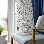 Voilage élégant à motifs floraux bleus, ajoutant une touche sophistiquée à un intérieur lumineux. Idéal pour tamiser la lumière tout en embellissant votre espace de vie. Ce produit s'intègre parfaitement dans un salon moderne ou une chambre zen, accentuant le charme de la décoration avec délicatesse et style.