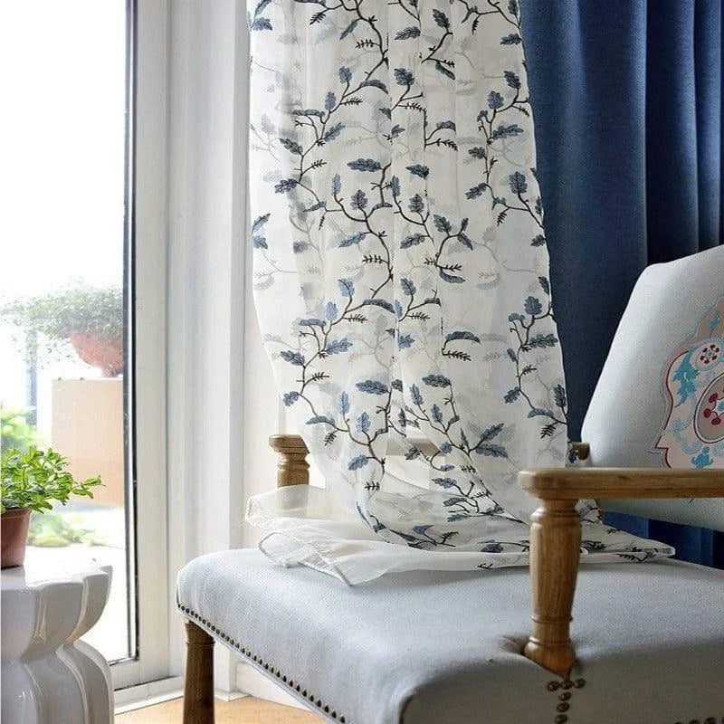 Voilage élégant à motifs floraux bleus, ajoutant une touche sophistiquée à un intérieur lumineux. Idéal pour tamiser la lumière tout en embellissant votre espace de vie. Ce produit s'intègre parfaitement dans un salon moderne ou une chambre zen, accentuant le charme de la décoration avec délicatesse et style.