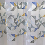 Voilage moderne à motifs géométriques colorés, idéal pour ajouter une touche contemporaine à votre salon ou chambre. Ce rideau design offre une luminosité optimale et un style unique grâce à ses figures en bleu, gris et jaune. Parfait pour toutes les saisons, ce voilage rehausse votre décoration intérieure avec élégance.