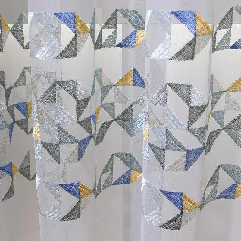 Voilage moderne à motifs géométriques colorés, idéal pour ajouter une touche contemporaine à votre salon ou chambre. Ce rideau design offre une luminosité optimale et un style unique grâce à ses figures en bleu, gris et jaune. Parfait pour toutes les saisons, ce voilage rehausse votre décoration intérieure avec élégance.