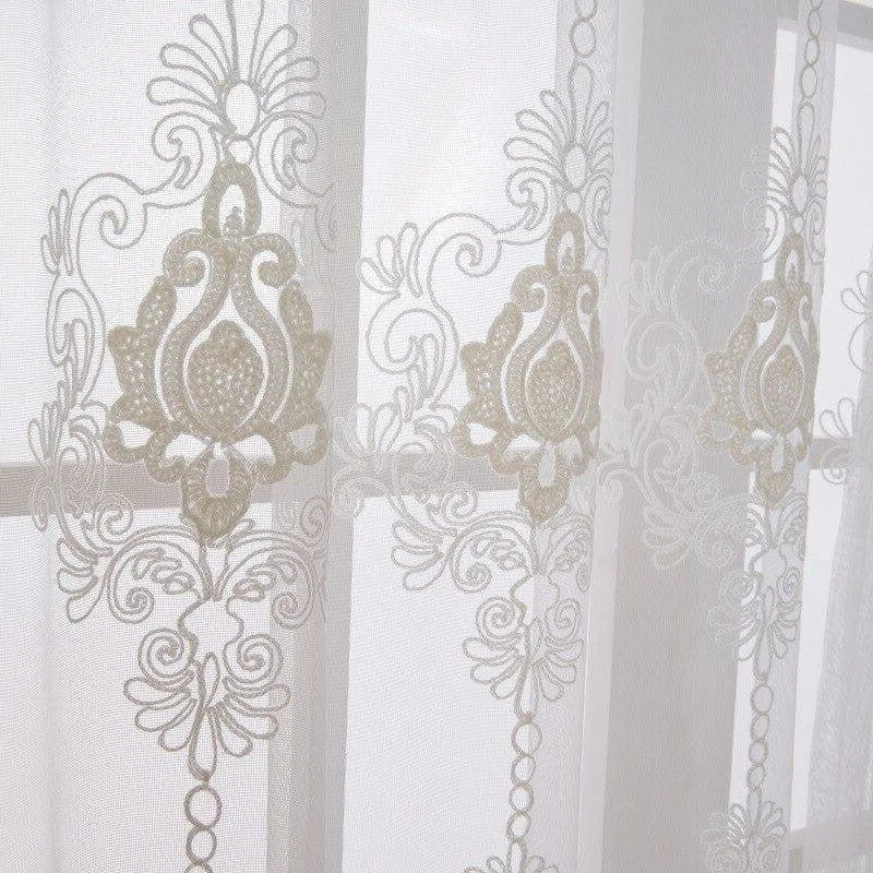 Rideau décoratif avec motifs élégants, idéal pour ajouter une touche de sophistication à votre intérieur. Ce voilage délicat permet de filtrer la lumière tout en préservant l'intimité. Parfait pour salon, chambre ou bureau. Disponible en plusieurs dimensions pour s'adapter à toutes les fenêtres.