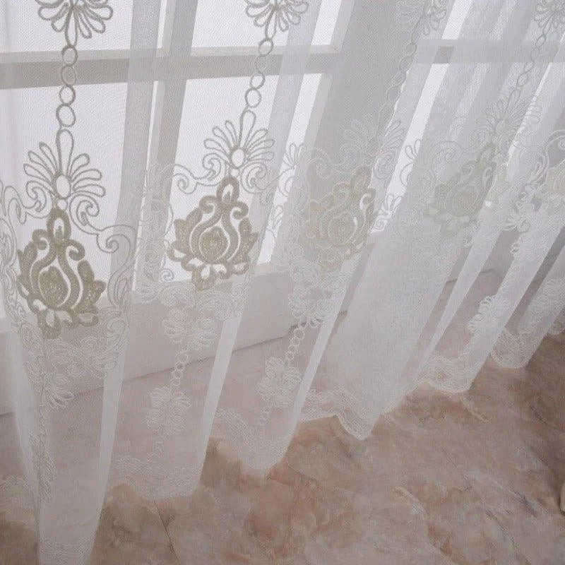 Voilage élégant avec motifs décoratifs pour fenêtres, apportant une touche de sophistication et d'intimité à votre intérieur. Idéal pour le salon ou la chambre à coucher, il filtre la lumière tout en embellissant votre pièce avec son design raffiné. Parfait pour une décoration intérieure chic et moderne.