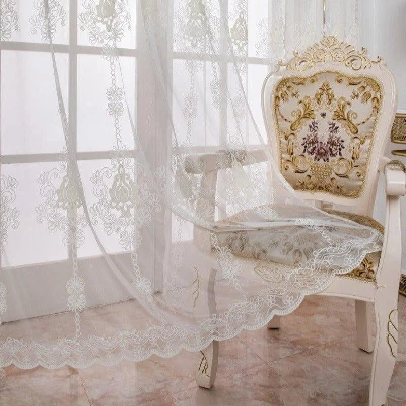 Chaise au design classique avec dossier orné de motifs floraux, accompagnée de rideaux transparents décoratifs, idéale pour une décoration intérieure élégante et raffinée. Parfait pour apporter une touche de sophistication à votre salon ou chambre.
