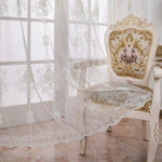 Chaise au design classique avec dossier orné de motifs floraux, accompagnée de rideaux transparents décoratifs, idéale pour une décoration intérieure élégante et raffinée. Parfait pour apporter une touche de sophistication à votre salon ou chambre.