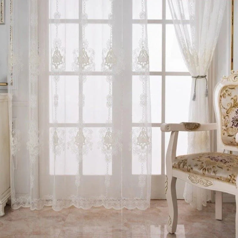 Voilage délicat pour salon aux motifs élégants, idéal pour filtrer la lumière tout en préservant l'intimité. Parfait pour ajouter une touche de sophistication à votre décoration intérieure.