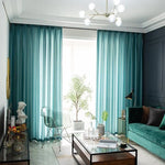 Salon moderne avec rideaux turquoise élégants, illuminé par un lustre design. Décoration chic comprenant un canapé assorti, une lampe de lecture et une table basse en verre. Ambiance lumineuse et accueillante, parfaite pour créer un espace de détente sophistiqué dans votre intérieur. Charmante harmonie de couleurs et mobilier contemporain.
