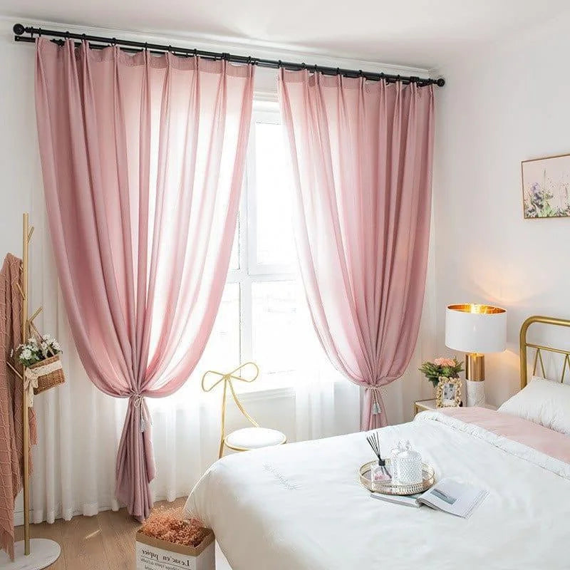 Chambre lumineuse et élégante avec rideaux roses, idéale pour créer une ambiance douce et moderne. Décoration contemporaine incluant une lampe dorée et un lit confortable, parfait pour un cadre cosy et accueillant. Fenêtre offrant une belle lumière naturelle pour un effet apaisant.