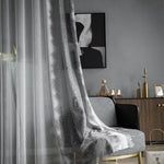 Rideau élégant et moderne pour salon, apportant une touche sophistiquée à votre décoration intérieure. Ce modèle scintillant s'intègre parfaitement dans une ambiance contemporaine, créant une atmosphère chaleureuse et accueillante. Idéal pour ceux qui recherchent à la fois style et fonctionnalité dans leur espace de vie.