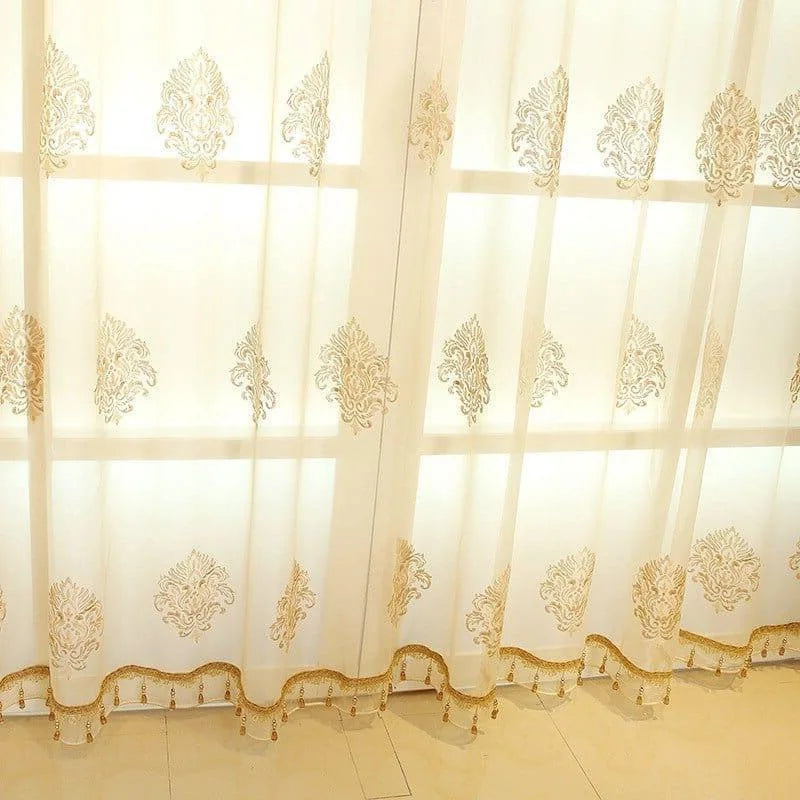 Rideaux élégants avec motif doré floral, apportant une touche raffinée à votre intérieur. Parfaits pour un salon moderne ou classique, ces rideaux filtrent élégamment la lumière naturelle. Leur design sophistiqué s'harmonise avec différents styles de décoration, créant une atmosphère lumineuse et accueillante.