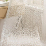 Rideau décoratif avec motif géométrique, idéal pour ajouter une touche élégante à votre intérieur. Ce voilage translucide laisse passer la lumière tout en préservant votre intimité. Parfait pour le salon ou la chambre, il s’adapte à tous les styles de décoration, du classique au moderne. Simple à installer, ce rideau embellira vos fenêtres avec finesse et raffinement.