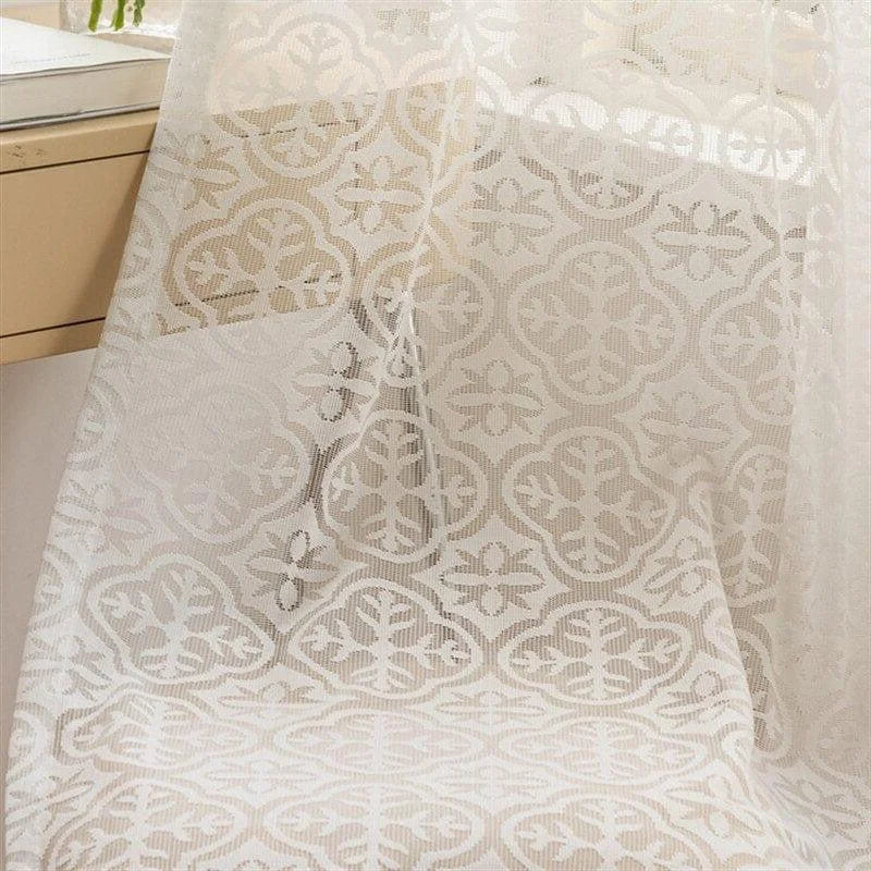 Rideau décoratif avec motif géométrique, idéal pour ajouter une touche élégante à votre intérieur. Ce voilage translucide laisse passer la lumière tout en préservant votre intimité. Parfait pour le salon ou la chambre, il s’adapte à tous les styles de décoration, du classique au moderne. Simple à installer, ce rideau embellira vos fenêtres avec finesse et raffinement.