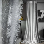 Rideau élégant gris et blanc avec motif floral pour décoration intérieure moderne, idéal pour salon, chambre ou bureau. Design raffiné ajoutant une touche de sophistication à tout espace, parfait pour créer une ambiance chic et contemporaine. Accessoire de décoration tendance et fonctionnel, optimisant l'esthétique de la pièce tout en offrant une gestion optimale de la lumière.