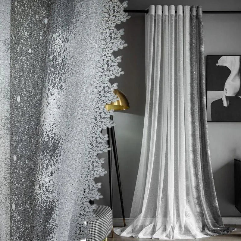 Rideau élégant gris et blanc avec motif floral pour décoration intérieure moderne, idéal pour salon, chambre ou bureau. Design raffiné ajoutant une touche de sophistication à tout espace, parfait pour créer une ambiance chic et contemporaine. Accessoire de décoration tendance et fonctionnel, optimisant l'esthétique de la pièce tout en offrant une gestion optimale de la lumière.