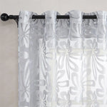 Voilage à motifs floraux modernes pour salon, crée une ambiance lumineuse et raffinée. Ce rideau offre une décoration élégante tout en préservant la lumière naturelle, idéal pour transformer votre intérieur avec style. Convenant à tout type de tringle, il est parfait pour sublimer vos fenêtres avec une touche contemporaine.