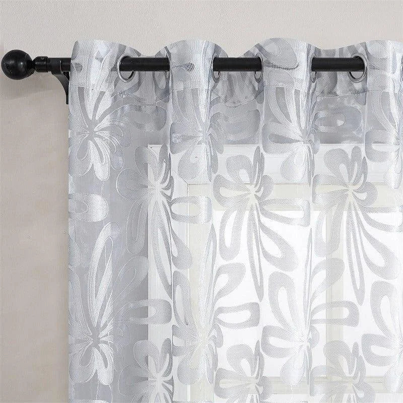 Voilage à motifs floraux modernes pour salon, crée une ambiance lumineuse et raffinée. Ce rideau offre une décoration élégante tout en préservant la lumière naturelle, idéal pour transformer votre intérieur avec style. Convenant à tout type de tringle, il est parfait pour sublimer vos fenêtres avec une touche contemporaine.