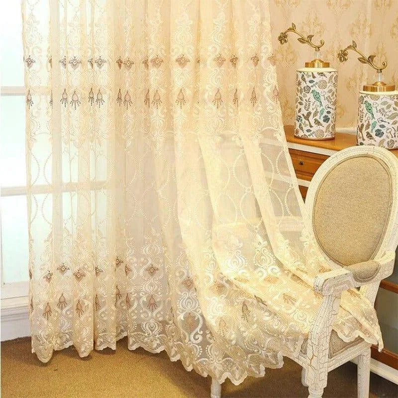 Rideau décoratif beige avec motifs élégants pour salon chic, offrant une ambiance lumineuse et raffinée à la pièce; idéal pour une décoration intérieure stylée et sophistiquée.