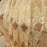 Voilage décoratif transparent beige avec motifs brodés, idéal pour ajouter une touche élégante à votre intérieur. Ce tissu est parfait pour habiller vos fenêtres en laissant passer la lumière tout en préservant votre intimité. Adapté pour tous les styles de décoration, apportant une ambiance chaleureuse et raffinée à votre maison.