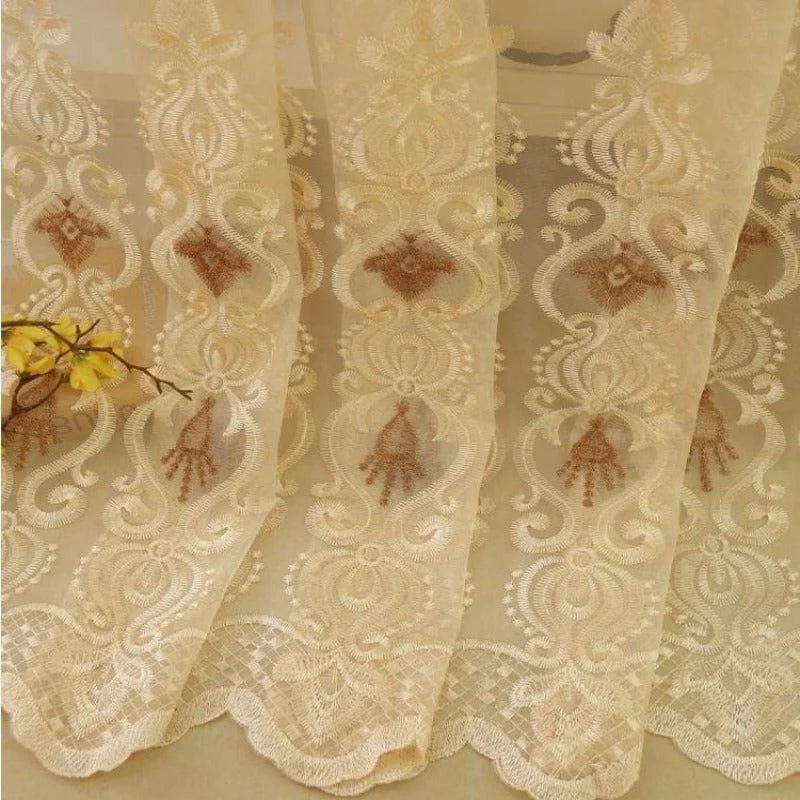 Rideau élégant avec motifs floraux brodés, idéal pour ajouter une touche raffinée à votre intérieur. Ce voile translucide diffuse la lumière tout en préservant l'intimité de votre espace. Parfait pour le salon, la chambre ou la salle à manger. Disponible en plusieurs dimensions pour s'adapter à vos besoins.