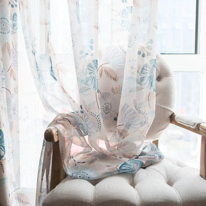 Voilage floral élégant pour salon, idéal pour filtrer la lumière tout en ajoutant une touche de sophistication à votre décoration intérieure. Motifs floraux délicats, parfaits pour créer une atmosphère apaisante et accueillante dans votre espace de vie. Solution chic pour fenêtres, s'intégrant harmonieusement avec divers styles de mobilier.