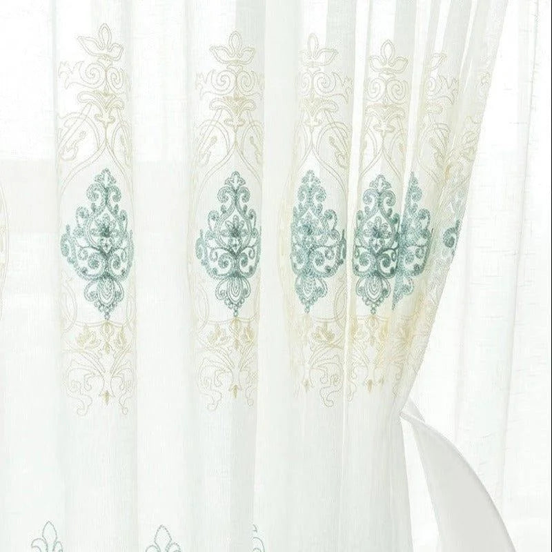 Rideau élégant transparent avec motifs décoratifs baroques, idéal pour embellir un salon ou une chambre. Ce rideau assure une ambiance lumineuse tout en préservant l'intimité, parfait pour créer un intérieur raffiné et accueillant.