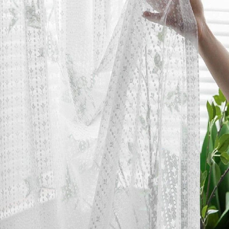 Voilage décoratif blanc avec motifs élégants pour une ambiance lumineuse et raffinée. Parfait pour habiller les fenêtres du salon ou de la chambre, offrant une touche de sophistication à votre intérieur. Idéal pour tamiser la lumière du jour tout en préservant l'intimité. Accessoire chic pour une décoration harmonieuse.