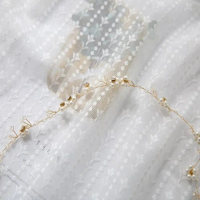 Élégance et raffinement avec cette délicate guirlande ornée de perles, idéale pour sublimer vos événements spéciaux. Parfaite pour décorer des mariages, anniversaires ou fêtes, elle apporte une touche chic et sophistiquée à votre décoration. Découvrez comment cette décoration unique peut transformer l'ambiance de votre espace.