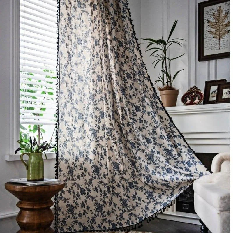 Voilage élégant à motifs floraux bleus pour salon moderne, embellissant l'intérieur avec style et sophistication. Idéal pour un agencement harmonieux de la décoration intérieure, mettant en valeur une ambiance chaleureuse et accueillante. Accessoire de décoration incontournable pour sublimer votre espace de vie.