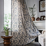voilage floral beige bleu foncé décoratif franges fenêtres grande pièce chambre salon