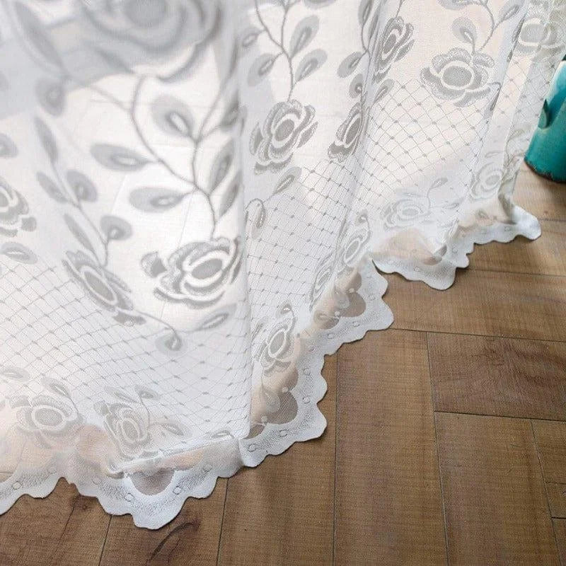 Rideau blanc élégant avec motif floral pour décoration intérieure, idéal pour apporter une touche raffinée à votre salon ou chambre. comprimento parfait pour un style moderne et accueillant.