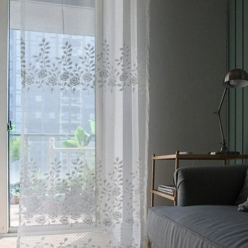 Voilage décoratif à motifs floraux pour salon moderne, idéal pour embellir votre intérieur avec élégance. Ce rideau translucide ajoute une touche de sophistication tout en laissant passer la lumière naturelle. Parfait pour créer une ambiance chaleureuse et accueillante dans votre espace de vie.