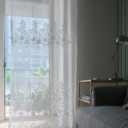 Voilage décoratif à motifs floraux pour salon moderne, idéal pour embellir votre intérieur avec élégance. Ce rideau translucide ajoute une touche de sophistication tout en laissant passer la lumière naturelle. Parfait pour créer une ambiance chaleureuse et accueillante dans votre espace de vie.