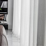 <p>Rideaux blancs élégants laissant passer la lumière naturelle, ajoutant une touche moderne et raffinée à un salon contemporain, avec un motif géométrique subtil qui complète parfaitement tout type de décoration intérieure.</p>