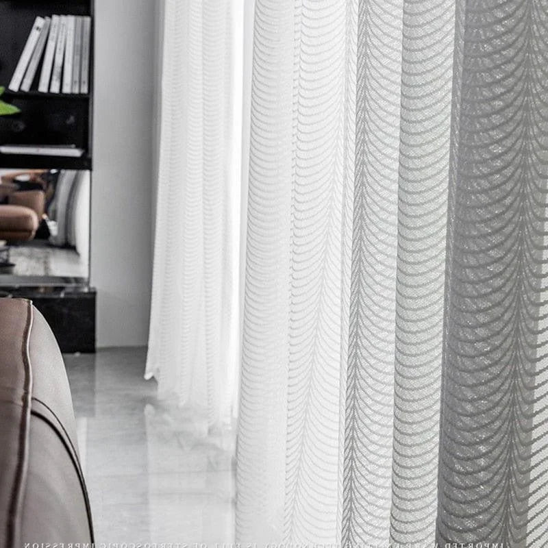 <p>Rideaux blancs élégants laissant passer la lumière naturelle, ajoutant une touche moderne et raffinée à un salon contemporain, avec un motif géométrique subtil qui complète parfaitement tout type de décoration intérieure.</p>