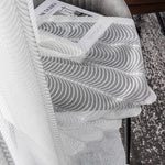 Voilage blanc avec motif ondulé élégant, idéal pour une décoration moderne et épurée. Ce rideau léger s’intègre parfaitement dans un salon ou une chambre en apportant une touche de sophistication subtile. Accessoire déco incontournable pour tamiser la lumière tout en ajoutant du style à votre intérieur.