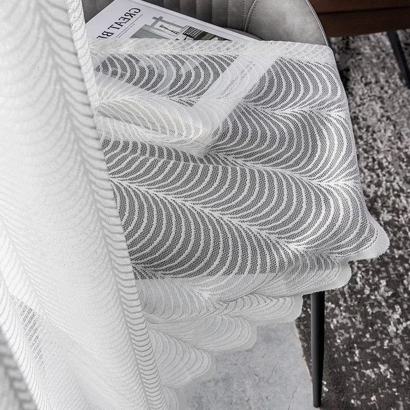 Voilage blanc avec motif ondulé élégant, idéal pour une décoration moderne et épurée. Ce rideau léger s’intègre parfaitement dans un salon ou une chambre en apportant une touche de sophistication subtile. Accessoire déco incontournable pour tamiser la lumière tout en ajoutant du style à votre intérieur.
