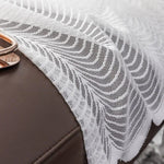 Nappe décorative blanche avec motif à chevrons, idéale pour embellir votre salon ou salle à manger. Ajoute une touche d'élégance et de sophistication à votre intérieur. Accessoire parfait pour les occasions spéciales ou l'usage quotidien.