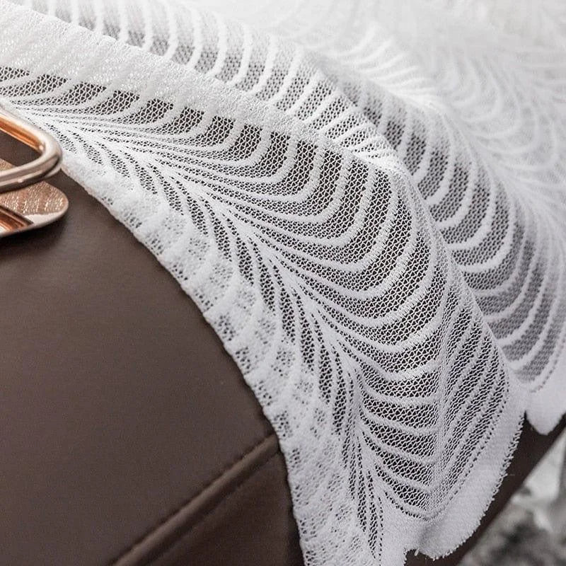 Nappe décorative blanche avec motif à chevrons, idéale pour embellir votre salon ou salle à manger. Ajoute une touche d'élégance et de sophistication à votre intérieur. Accessoire parfait pour les occasions spéciales ou l'usage quotidien.