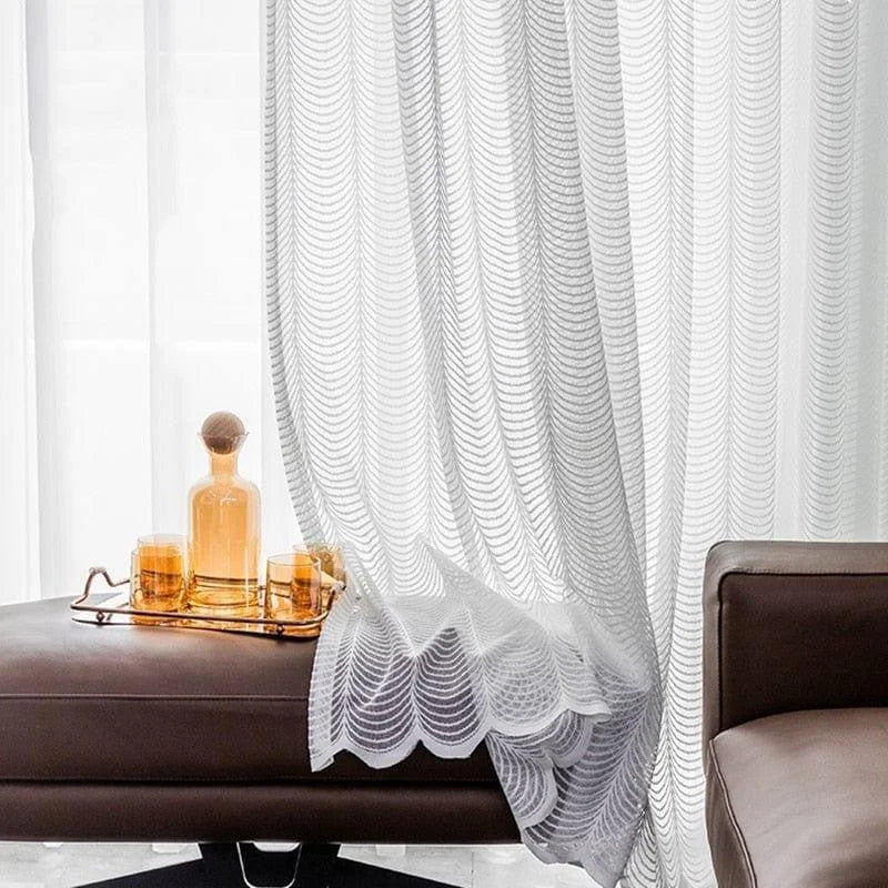 Rideau blanc élégant avec motif ondulé, idéal pour embellir votre salon. Accentue la luminosité d'une pièce tout en offrant intimité et style. Parfait pour une décoration moderne et chic, accompagné d'un mobilier aux tons neutres.