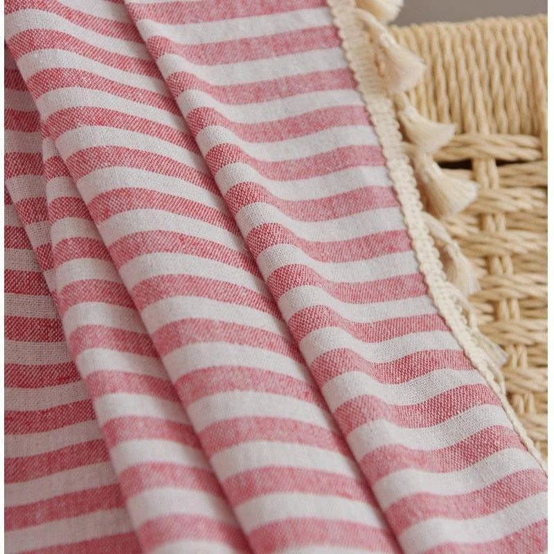 Serviette à rayures rouges et blanches avec franges décoratives, idéale pour la plage ou le bain. Élégante et pratique, cette serviette ajoute une touche de style à votre quotidien et se marie parfaitement à tout décor. Parfaite pour les amateurs de design moderne et intemporel.