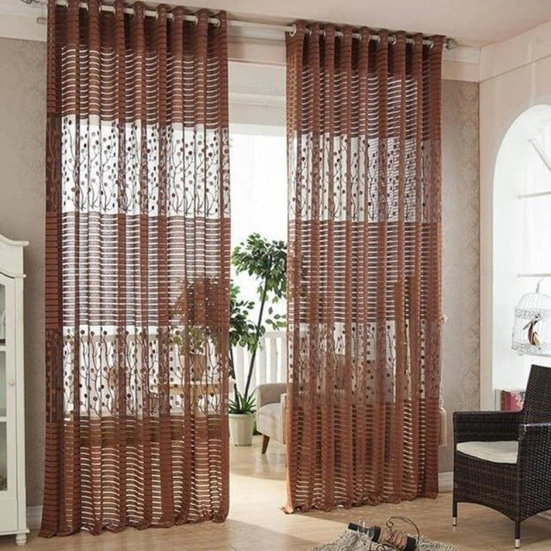 Rideaux marron modernes avec motifs, parfaits pour donner une touche élégante à votre salon. Leur design fluide permet une belle diffusion de la lumière tout en préservant l'intimité de votre espace de vie. Idéal pour les grandes baies vitrées, ajoutant style et fonctionnalité à votre décor intérieur.