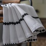 Serviettes de table élégantes avec motif géométrique noir sur fond blanc, idéales pour ajouter une touche moderne à la décoration de votre table. Style chic et contemporain pour rehausser vos repas quotidiens ou vos occasions spéciales.