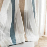 Rideaux décoratifs transparents avec motifs verticaux multicolores. Idéaux pour apporter une touche moderne et élégante à votre intérieur, ces rideaux offrent une esthétique raffinée et lumineuse. Ils se marient parfaitement avec tout type de décoration et ajoutent de la profondeur et du caractère à vos espaces de vie.