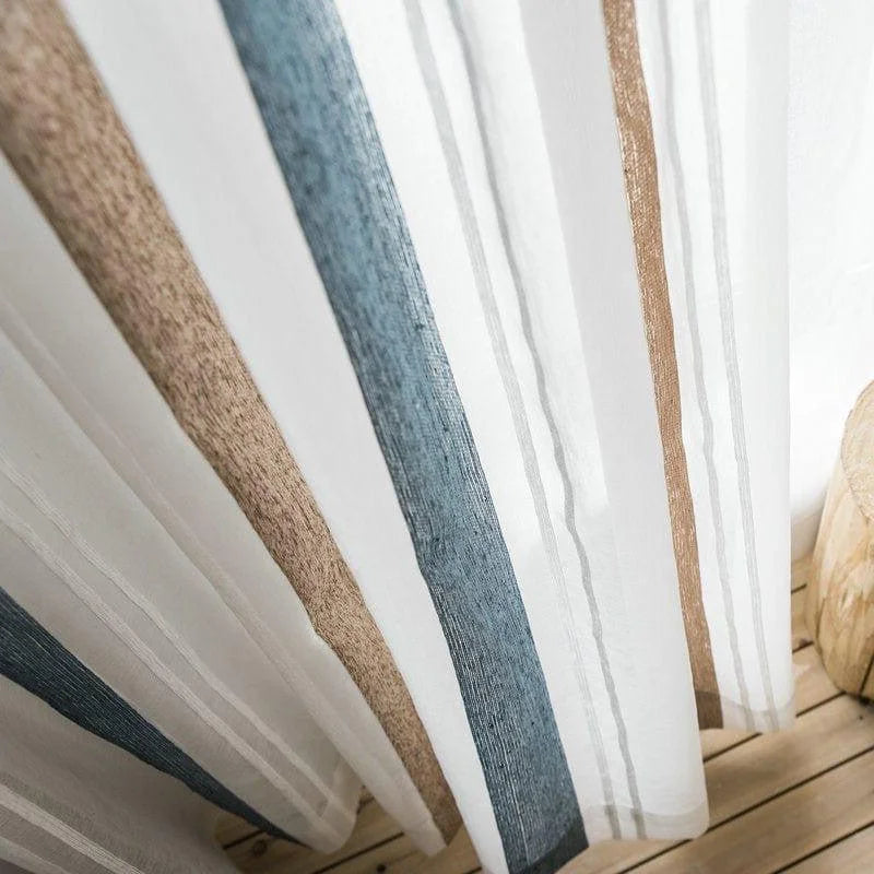 Rideaux modernes à rayures bleu, beige et blanc, idéaux pour décorer un salon ou une chambre avec élégance. Parfaits pour apporter une touche de sophistication et de lumière naturelle à votre intérieur. Accessoire de décoration tendance pour tous les styles de maison.