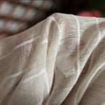 Écharpe élégante beige avec motif à rayures, idéale pour toutes les saisons. Accessoire polyvalent pour sublimer vos tenues. Acheter maintenant pour ajouter une touche de sophistication à votre garde-robe. Suggestions de style et conseils d'entretien inclus. Découvrez notre collection exclusive en ligne.