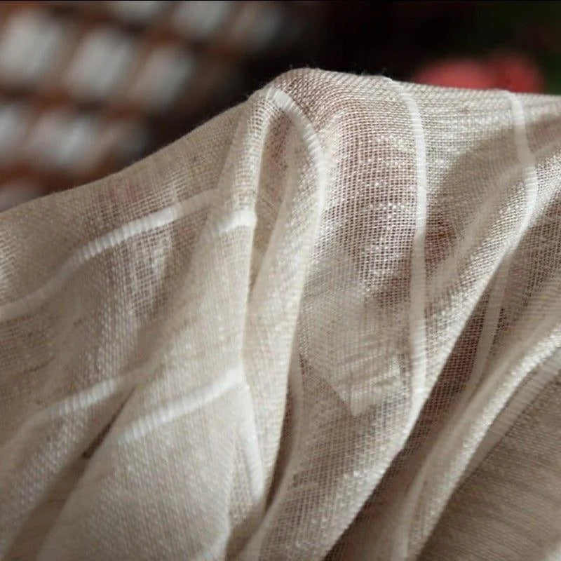 Écharpe élégante beige avec motif à rayures, idéale pour toutes les saisons. Accessoire polyvalent pour sublimer vos tenues. Acheter maintenant pour ajouter une touche de sophistication à votre garde-robe. Suggestions de style et conseils d'entretien inclus. Découvrez notre collection exclusive en ligne.