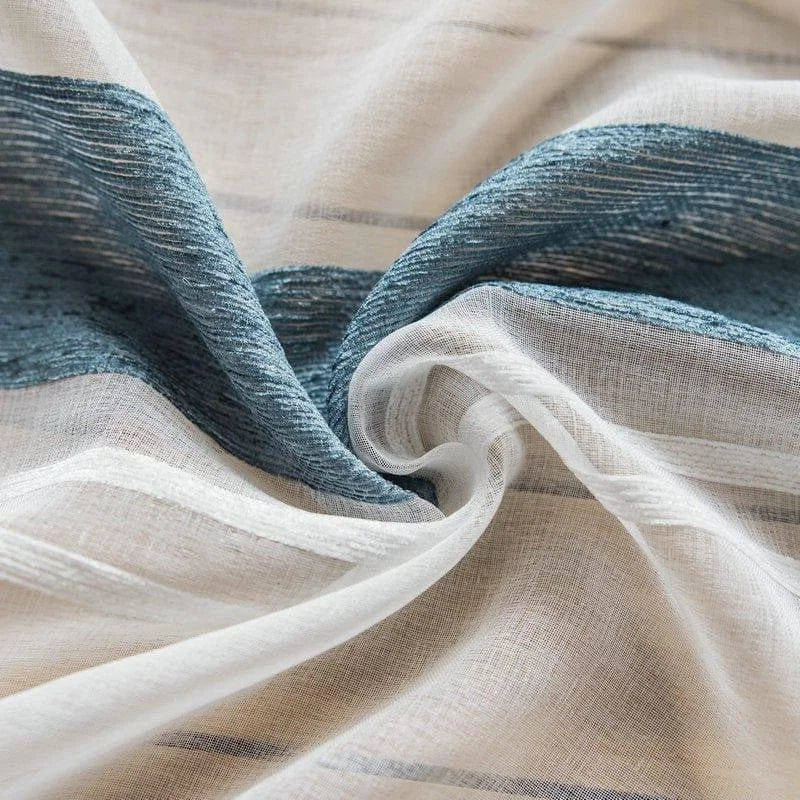 Voilage élégant avec motif rayé bleu et blanc, idéal pour ajouter une touche de sophistication à votre décoration intérieure. Parfait pour les rideaux du salon ou de la chambre. Design contemporain et raffiné.