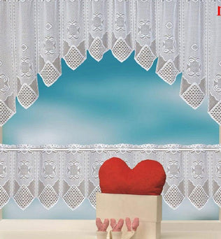 Voilage décoratif au design élégant avec motifs géométriques, idéal pour embellir les fenêtres de votre salon ou cuisine. Ce rideau offre un charme intemporel et s'intègre harmonieusement dans différents styles d'intérieur. Accessoire parfait pour apporter une touche de sophistication à votre maison.