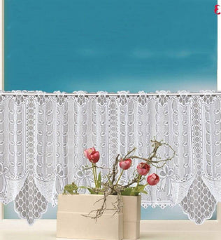 Élégant rideau blanc transparent avec motifs décoratifs, parfait pour apporter une touche de charme et de luminosité à votre intérieur. Ce voilage s'adapte idéalement aux fenêtres de cuisine ou de salle à manger, ajoutant une note raffinée à vos espaces de vie.