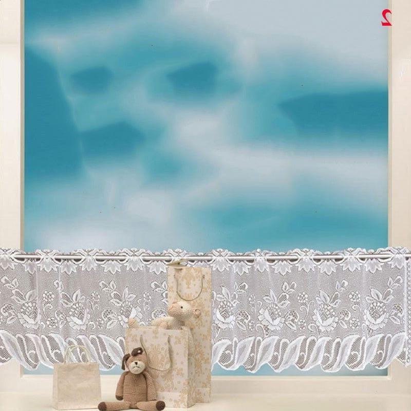Voilage de fenêtre blanc élégant avec motifs floraux. Idéal pour ajouter une touche décorative et lumineuse à votre intérieur. Ce rideau court convient parfaitement aux cuisines et salles de bain, offrant intimité et style. Excellent choix pour un aménagement moderne et raffiné.