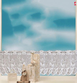 Voilage de fenêtre blanc élégant avec motifs floraux. Idéal pour ajouter une touche décorative et lumineuse à votre intérieur. Ce rideau court convient parfaitement aux cuisines et salles de bain, offrant intimité et style. Excellent choix pour un aménagement moderne et raffiné.